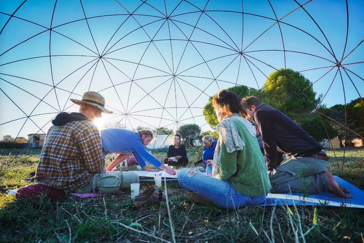 Le collectif réuni sous un dôme géodésique