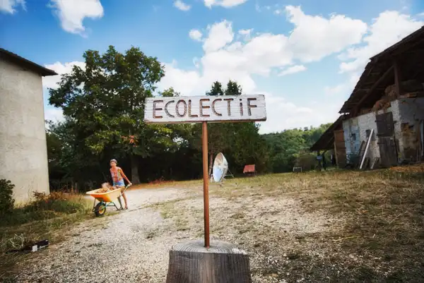 Panneau d’entrée de l’éco-village Écolectif