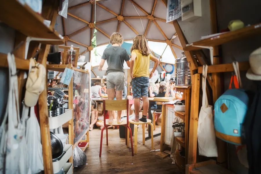 Un atelier collectif sous un dôme en bois