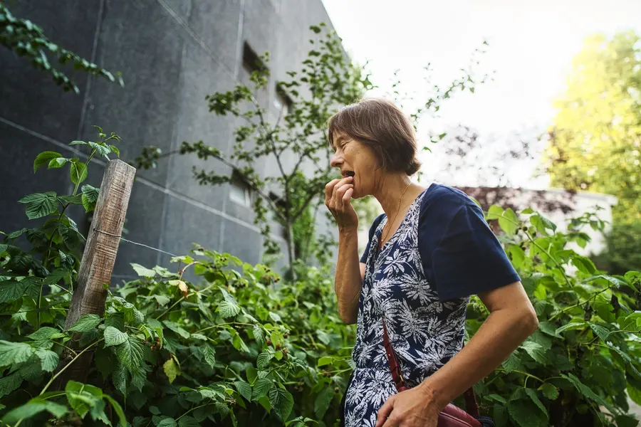 Une femme dans un jardin foisonnant
