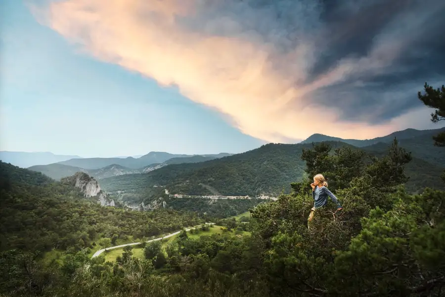 Un paysage de montagnes au coucher du soleil